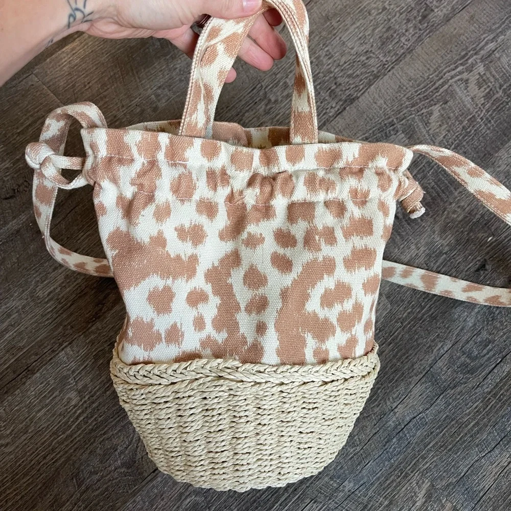 NWOT Aerie straw bottom bucket bag - Picture 6 of 11